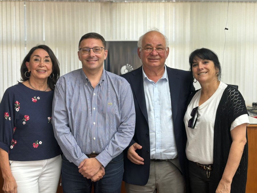 EN EL RECINTO. Ítalo Cassina y Juana E. Cassina, los autores del cortometraje, junto a Lisandro Mársico y Alejandra Sagardoy.