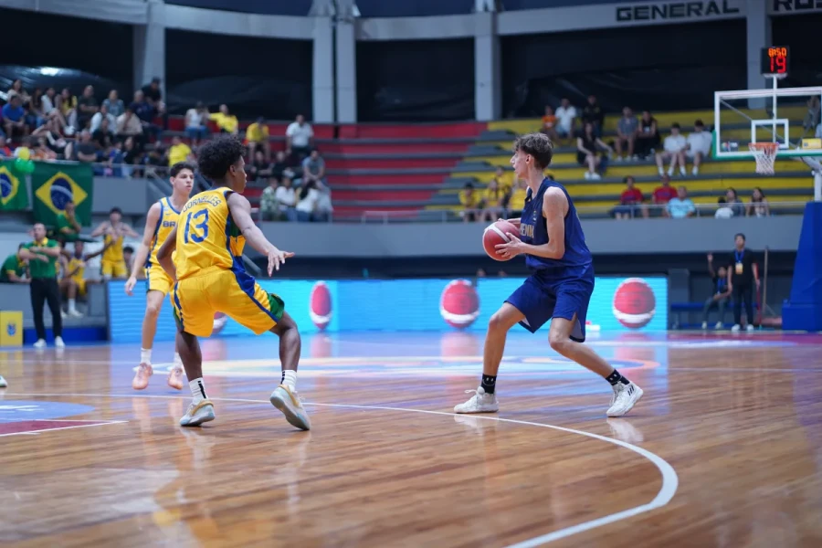 EN JUEGO. El rafaelino Gino Gramaglia durante uno de los ataques argentinos.