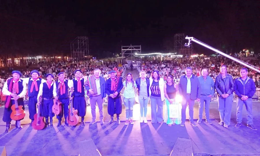 Artistas, autoridades y p&uacute;blico en una noche memorable.