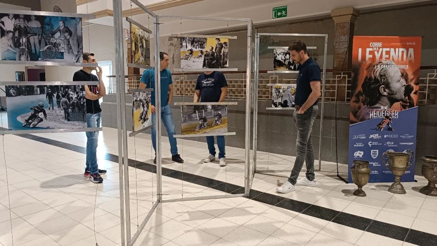 Gonzalo Aira recorriendo la exposici&oacute;n.