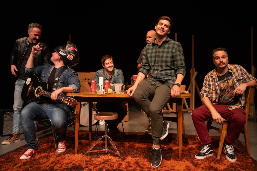 El grupo de amigos est&aacute; interpretado por seis artistas locales.