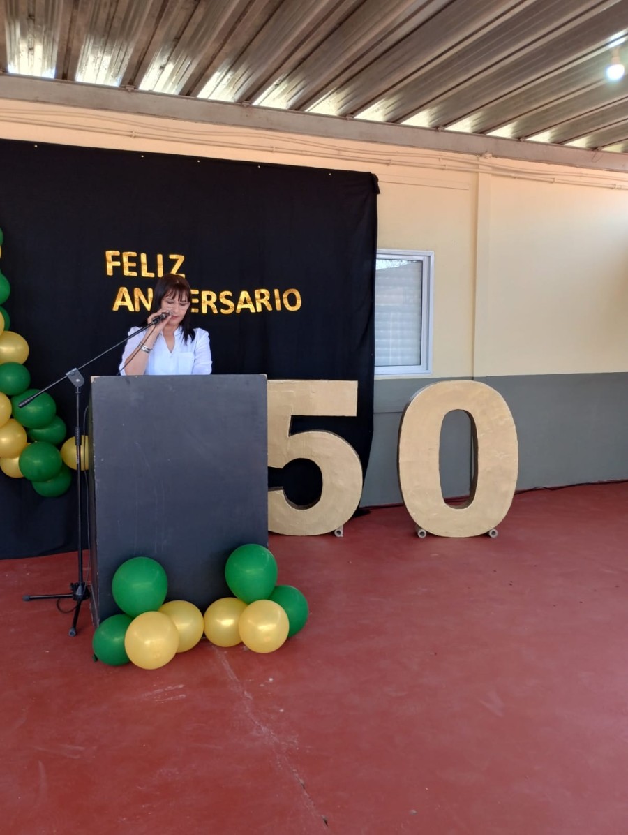 Fabiana Furon, directora del establecimiento durante su mensaje.