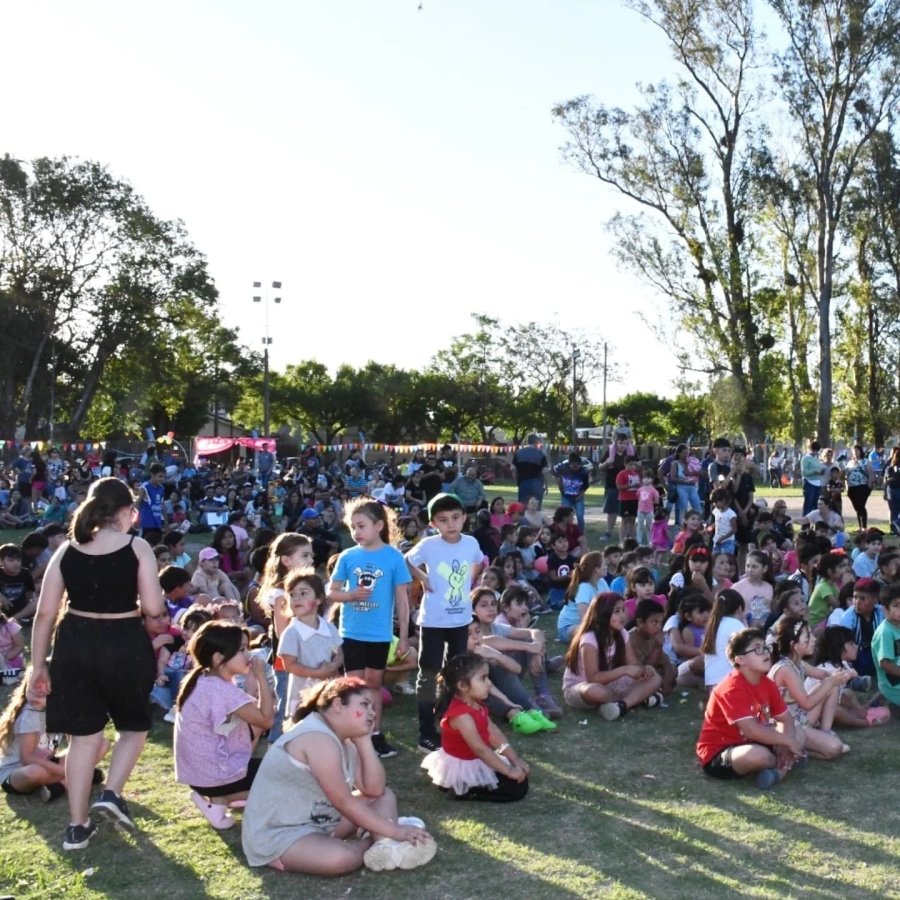 Los numerosos participantes disfrutando de la propuesta.