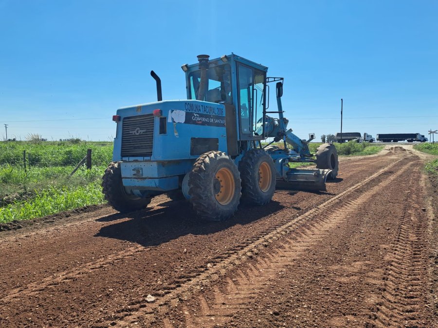 Maquinaria comunal ejecutando el afirmado.