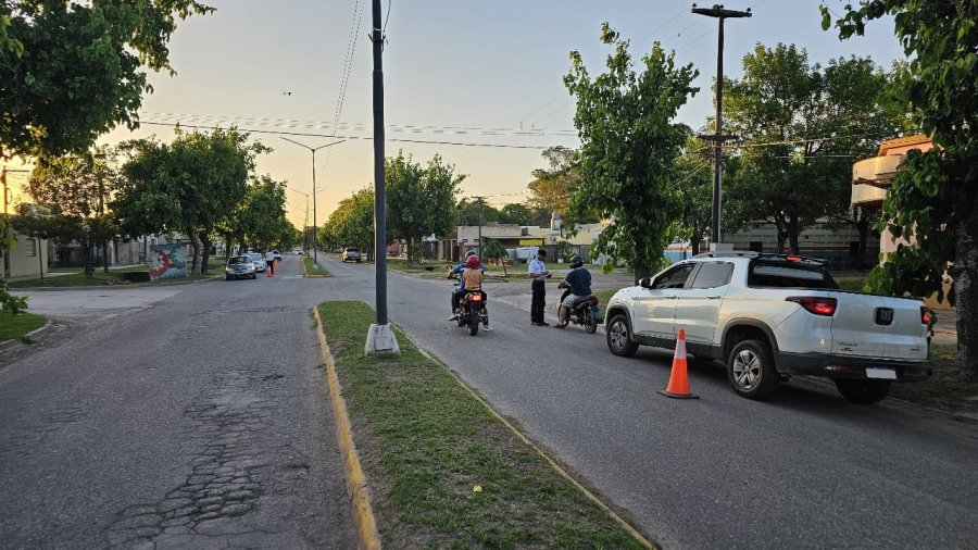 Agentes comunales cumpliendo con el control.