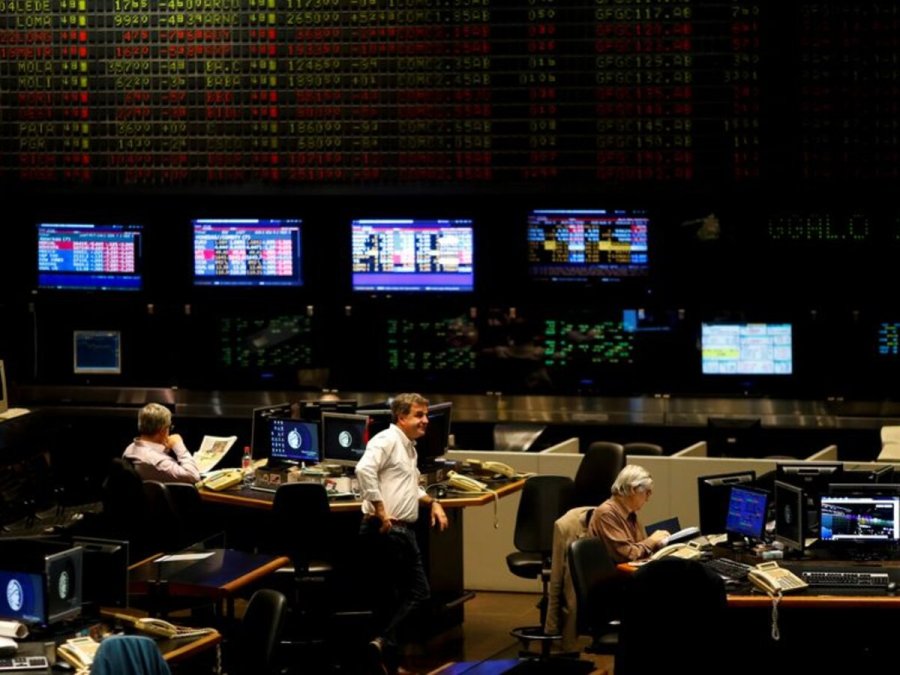 MERCADOS. El Riesgo Pa&iacute;s se acerca a los 900 puntos y los bonos se disparan.