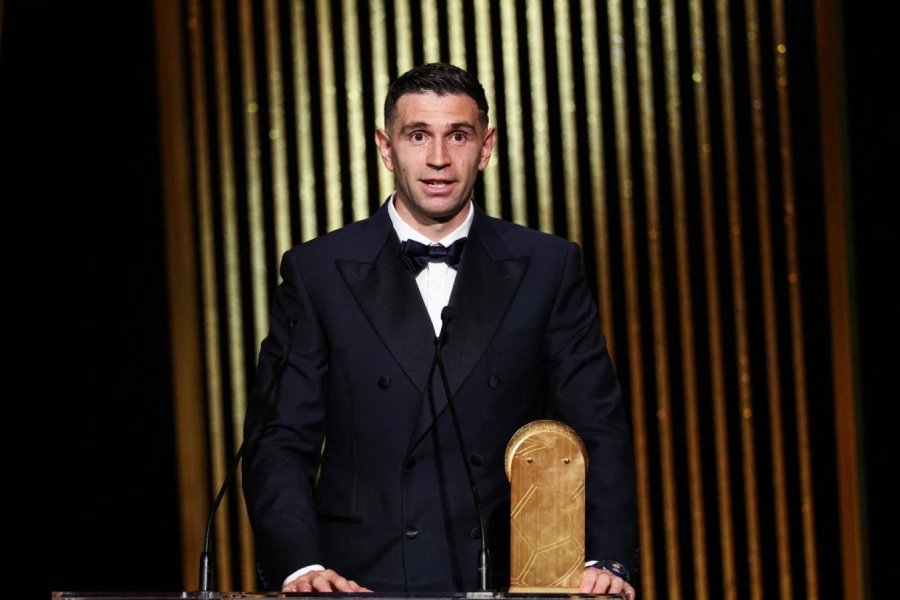 DIBU MARTÍNEZ ganó por segundo año consecutivo el premio Lev Yashin y se consolidó como el mejor arquero del mundo.