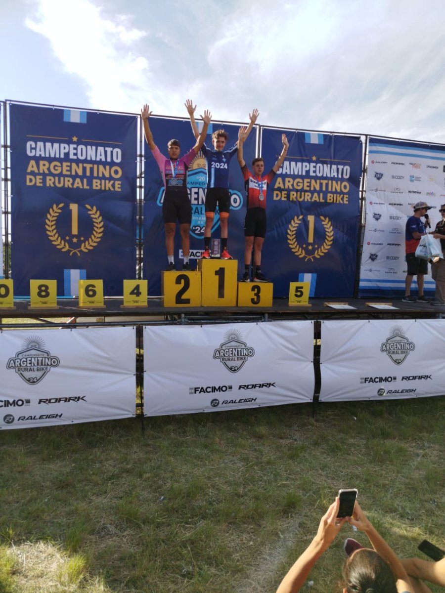 EN EL PODIO. El segundo puesto fue un buen premio para la carrera del rafaelino.