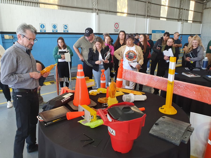 La clase pr&aacute;ctica de los alumnos de la Diplomatura con la C&aacute;mara de Centros de Inspecci&oacute;n Vehicular de la Provincia. (FOTO D. CAMUSSO)