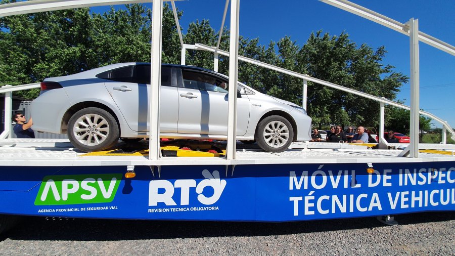 La C&aacute;mara de Centros de Inspecci&oacute;n Vehicular present&oacute;, durante la jornada, el m&oacute;vil que cuenta con equipamiento para la revisi&oacute;n t&eacute;cnica. (FOTO D. CAMUSSO)