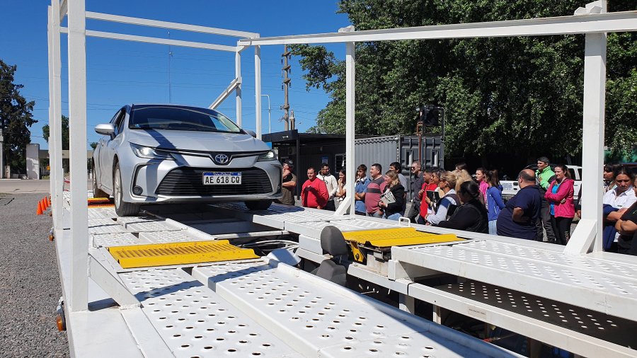 Los alumnos de la Diplomatura observan el funcionamiento del cami&oacute;n taller. (FOTO D. CAMUSSO)