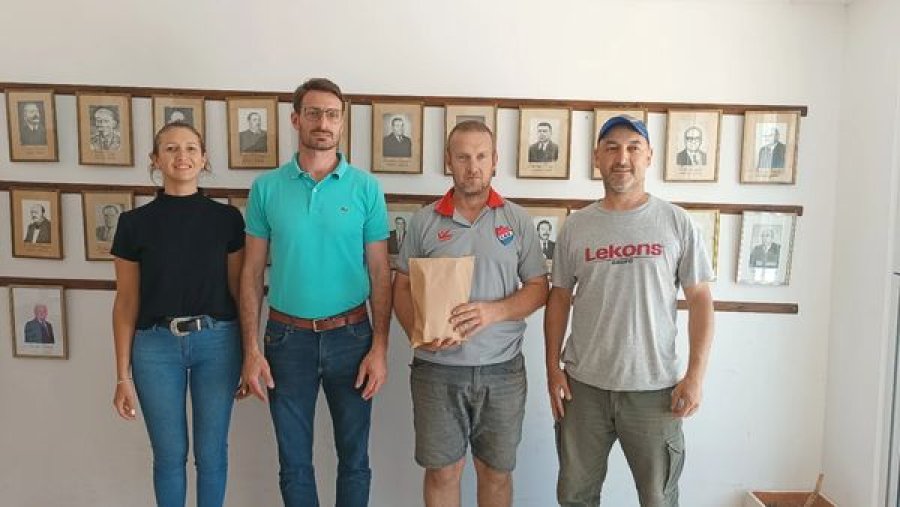 El instante en que se procedió a la entrega del aporte.