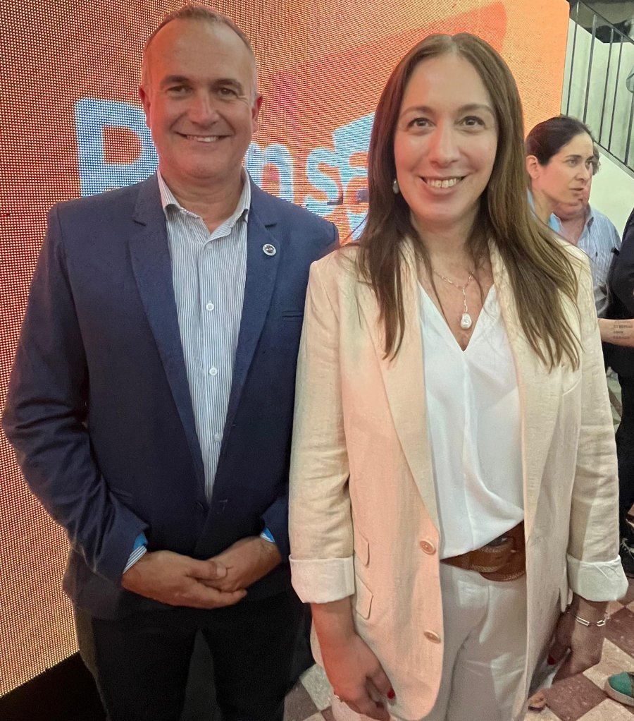 Ceferino Mondino junto a María Eugenia Vidal en la sede de Fundación Pensar en Rosario.