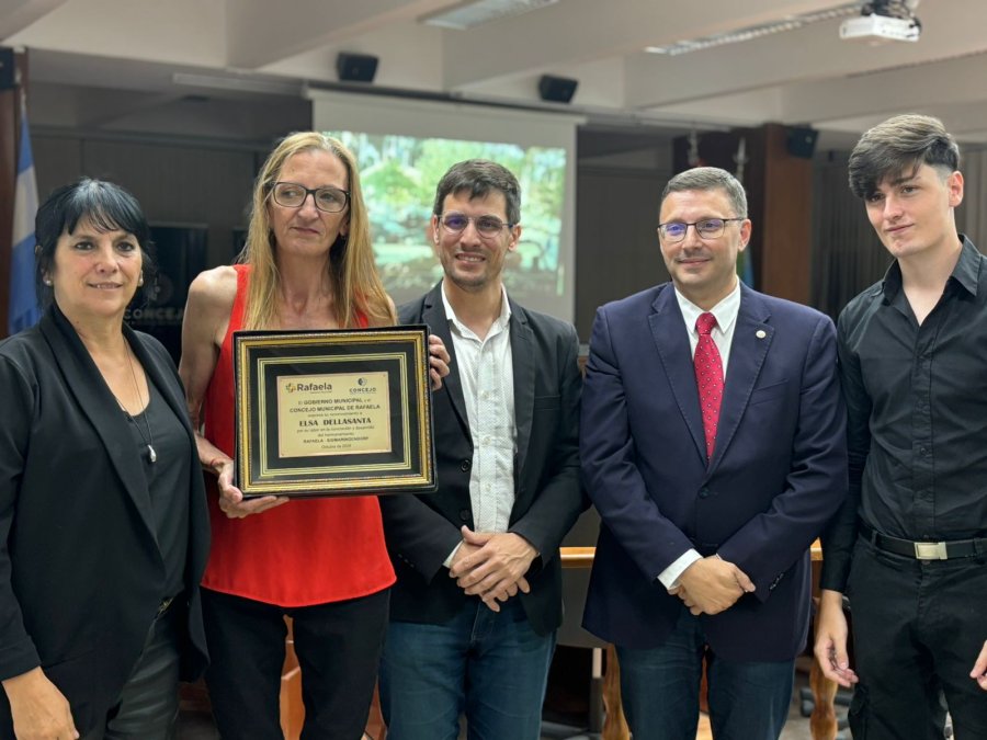 Familiares de Elsa Dellasanta con el intendente Viotti y los concejales M&aacute;rsico y Sagardoy.