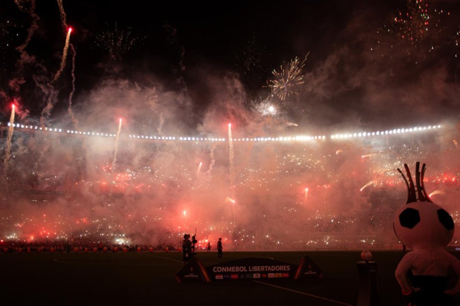 El cielo se tiño de rojo en el estadio El Monumental.