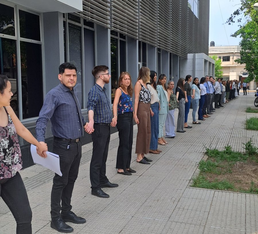 Judiciales rafaelinos la semana pasada, durante el abrazo al edificio de Tribunales.