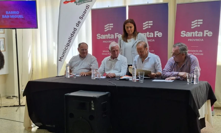 Autoridades dando apertura a los sobres con las ofertas.