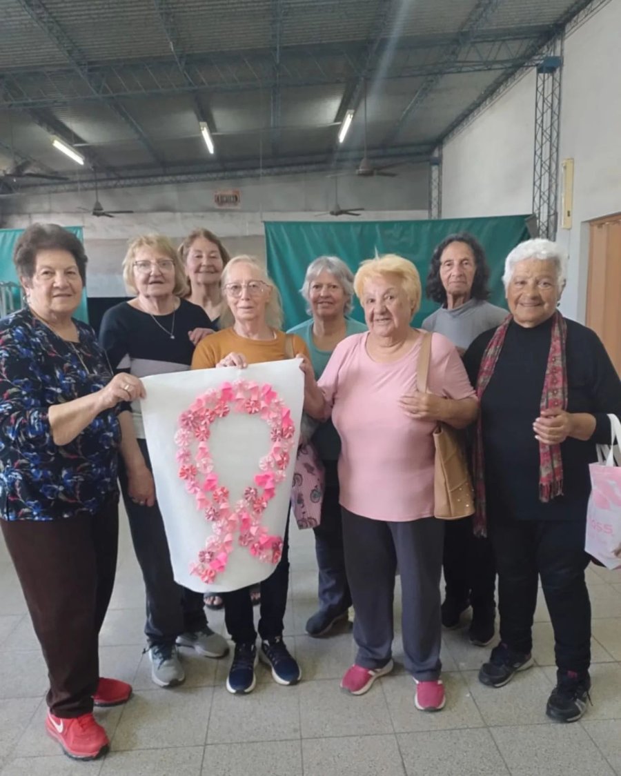 Algunas de las participantes en la actividad mostrando uno de los trabajos terminados.