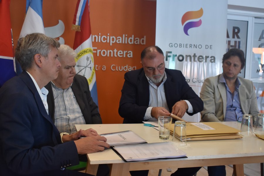 El intendente, Oscar Martínez, procede a la apertura de un sobre.