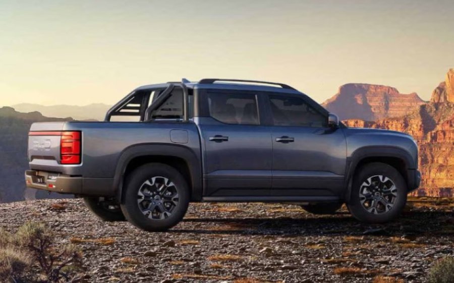 Es híbrida enchufable con tres motores