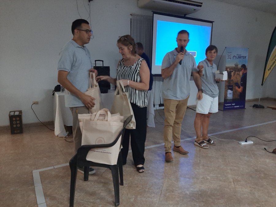 DISERTACIÓN. Marcela Ambroggio, David Peretti y Melina Gorosito durante la realización.