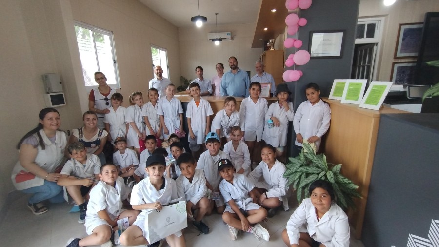 ESCOLARES. La delegación que visitó la sede comunal y la planta de agua potable.