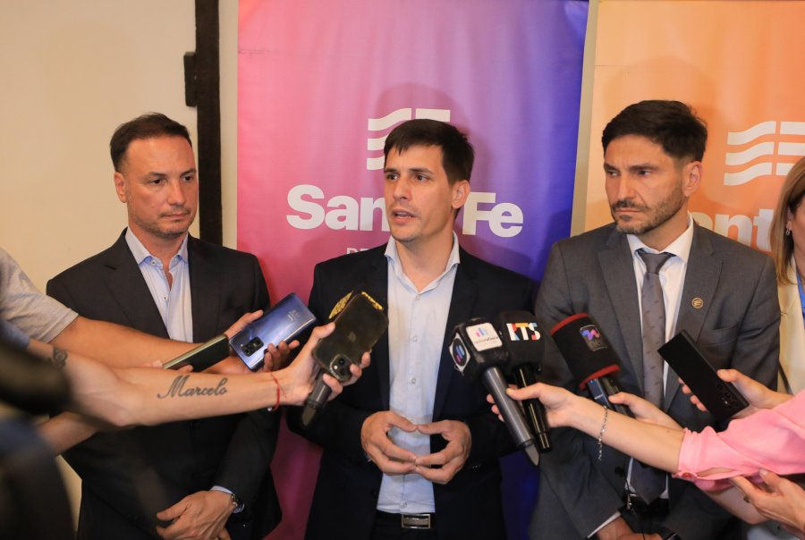 El ministro Enrico, el gobernador Pullaro y el intendente Leonardo Viotti en di&aacute;logo con la prensa. (FOTO PRENSA MUNICIPAL)