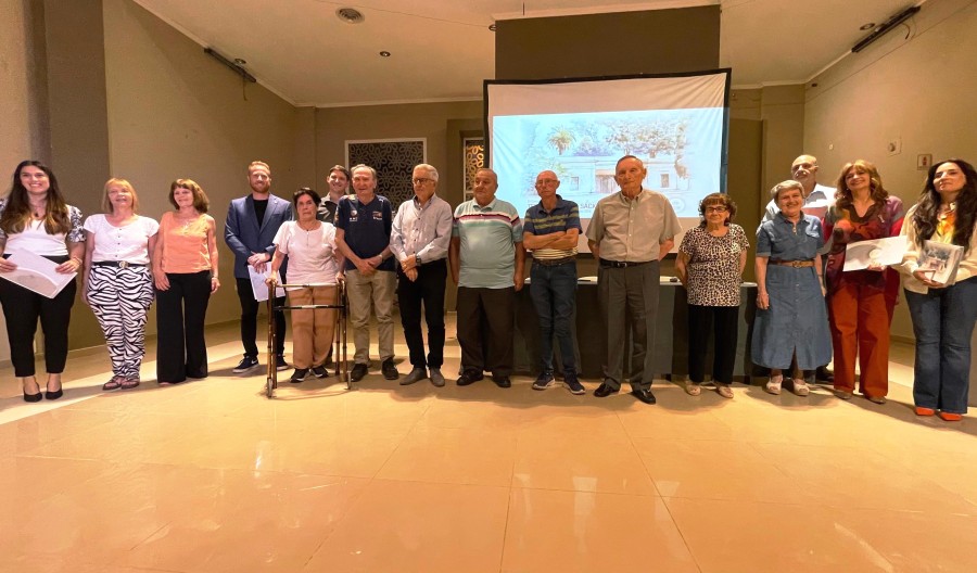 DISTINGUIDOS. El grupo que recibió el reconocimiento con los ediles.