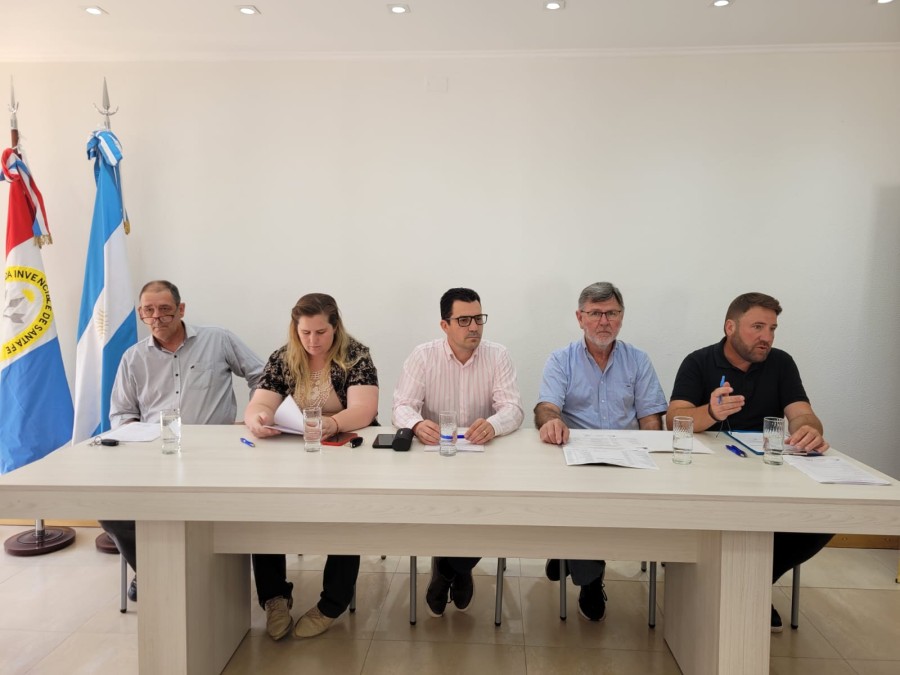 La mesa que presidió el encuentro.