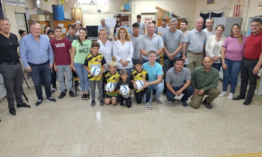 Autoridades y beneficiarios en el acto de San Cristóbal.