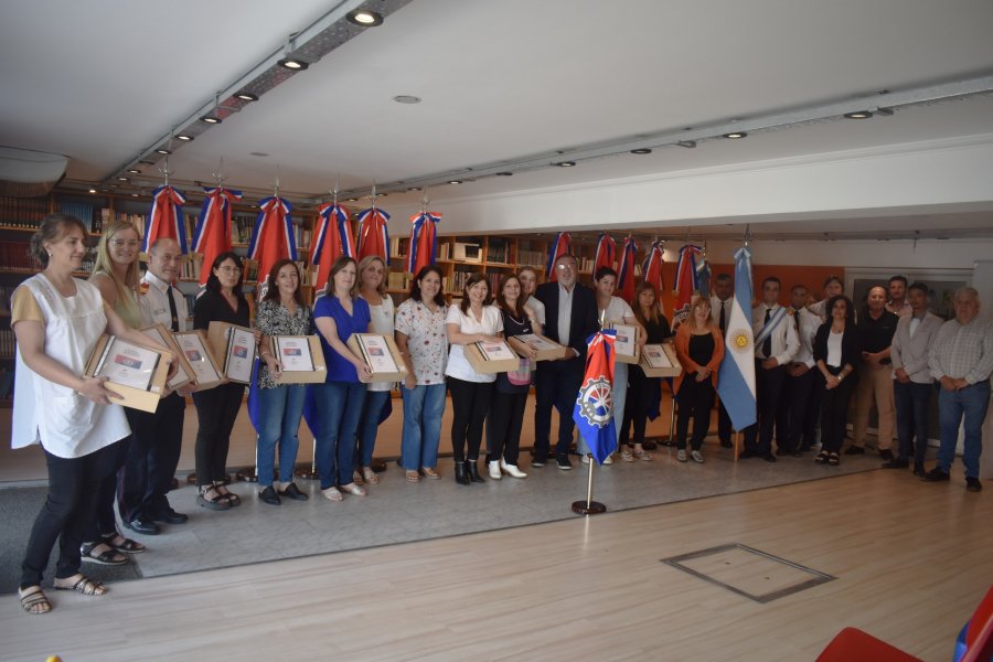 Las autoridades y los representantes de las instituciones tras la entrega.