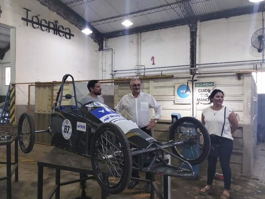 EN LA ESCUELA Durante la recorrida visitando el vehículo construido por los alumnos.