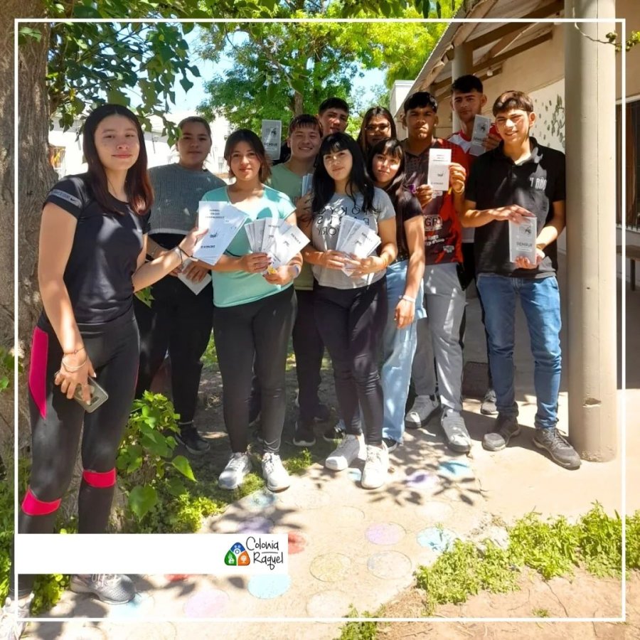 Los alumnos previo a la visita a los hogares raquelinos.