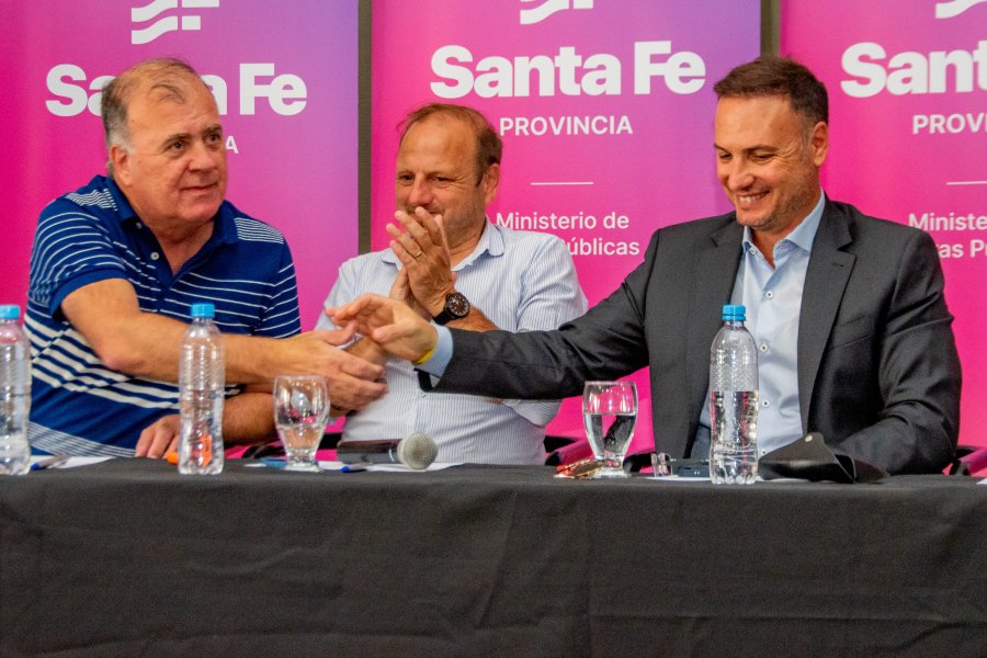 Bertolini, Crivelli y Enrico durante la apertura de las ofertas.