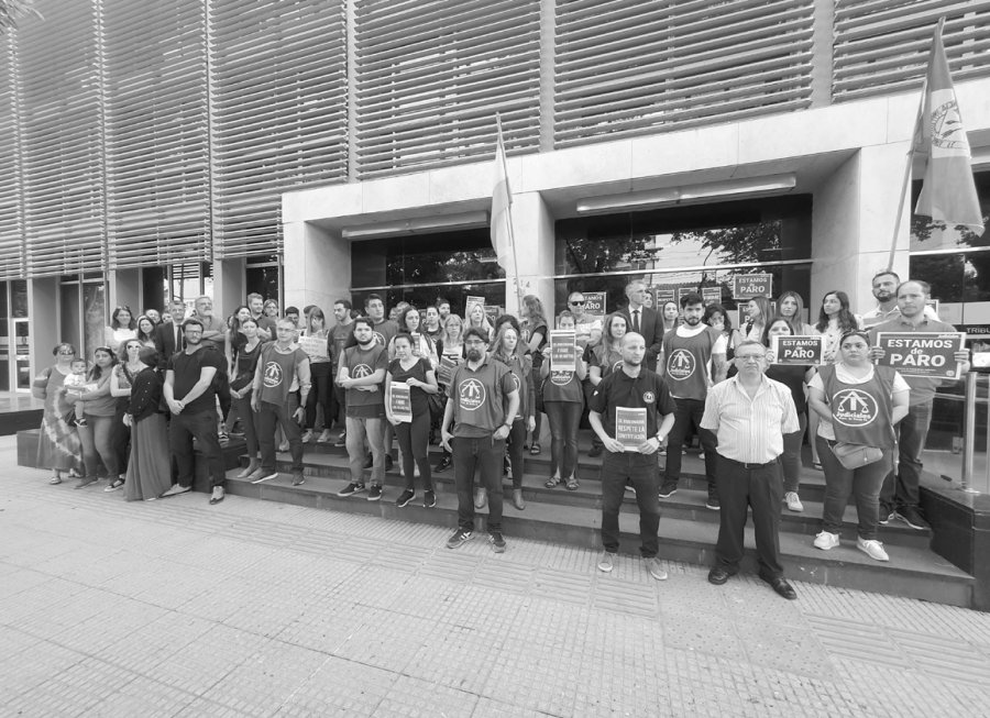 PARO DE JUDICIALES. Casi 30 a&ntilde;os despu&eacute;s, el sector se moviliz&oacute; en los Tribunales para que se hagan efectivos, entre otros reclamos, la firma de ascensos.