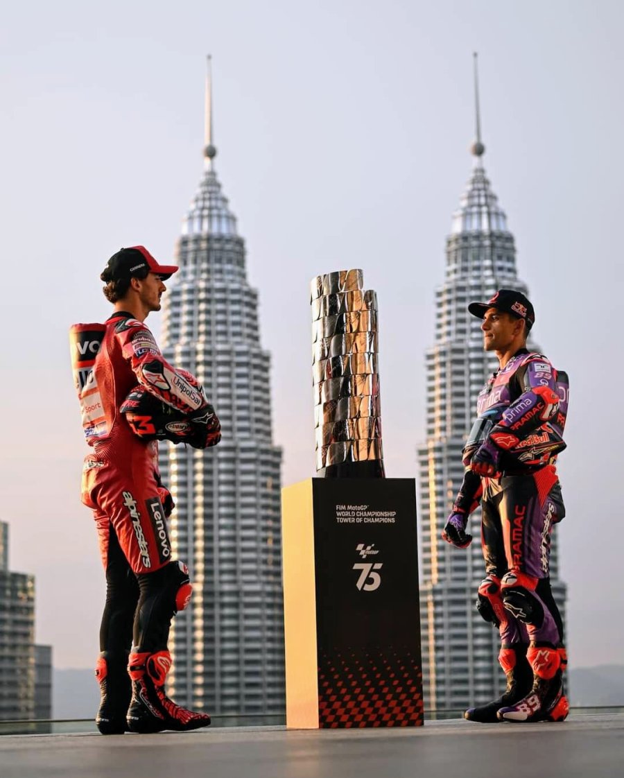 CANDIDATOS. Bagnaia y Mart&iacute;n en las Torres Petronas.