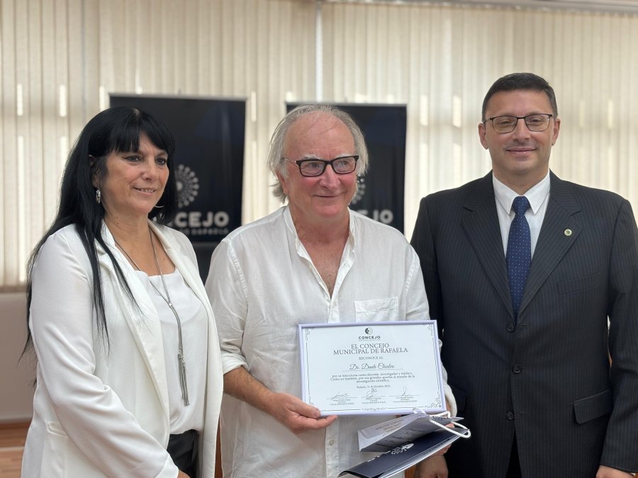 DISTINCI&Oacute;N. Los concejales Alejandra Sagardoy y Lisandro M&aacute;rsico entregaron el diploma al Dr. Dante Chialvo.