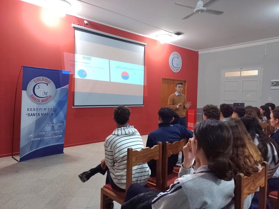 ACTIVIDAD. Augusto Rolando al brindar una charla en el Colegio Santa Marta de Pilar.