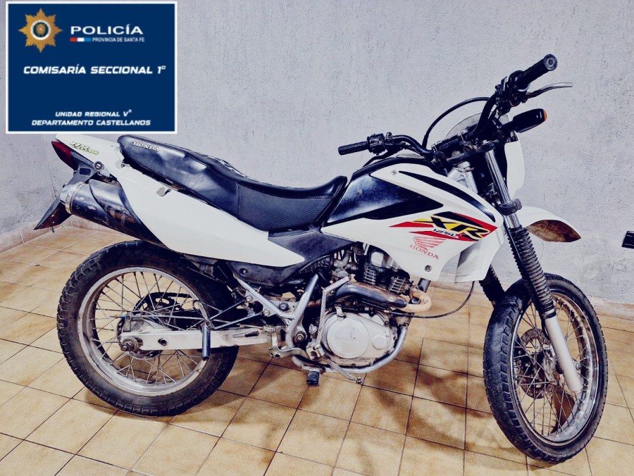 MOTO DE CROSS. Estaba abandonada en calle Aarón Castellanos y Eduardo Oliber.