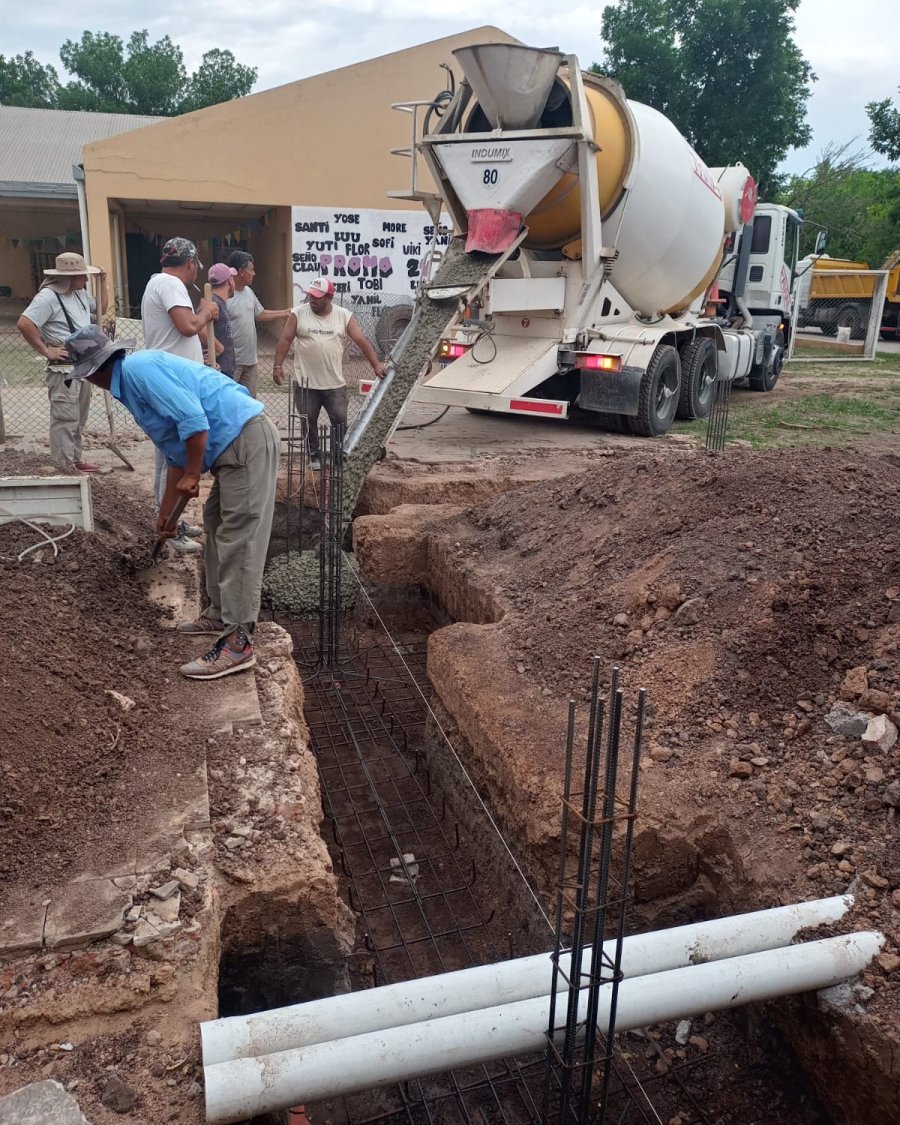 Obreros iniciando la construcción del aula.