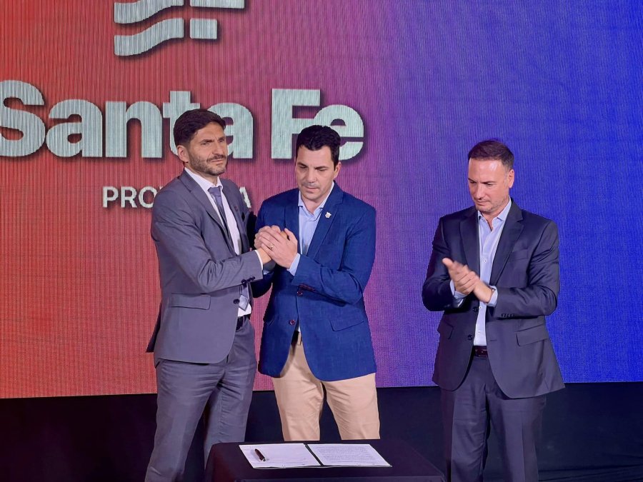 Maximiliano Pullaro, Mauro Gilabert y Lisandro Enrico durante la ceremonia.