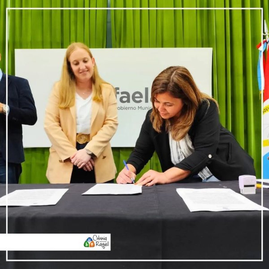 Luciana Peter, presidente comunal, suscribiendo el acuerdo en la Municipalidad de Rafaela.