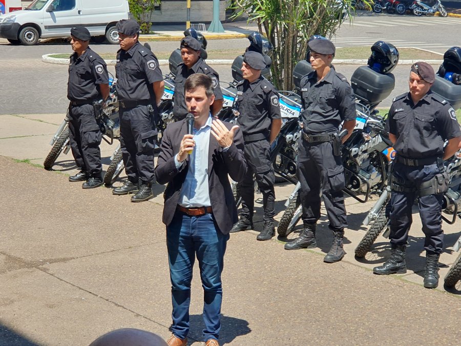 El intendente, Leonardo Viotti, al participar del acto de entrega de motos en la Jefatura de Polic&iacute;a de Rafaela.