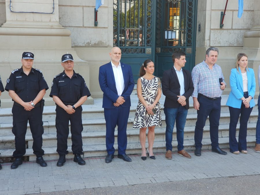 El intendente, Leoonardo Viotti junto al ministro de Seguridad y Justicia, Pablo Coccocioni y el jefe de la Unidad Regional V de Polic&iacute;a, Carlos Pagano, entre otros.