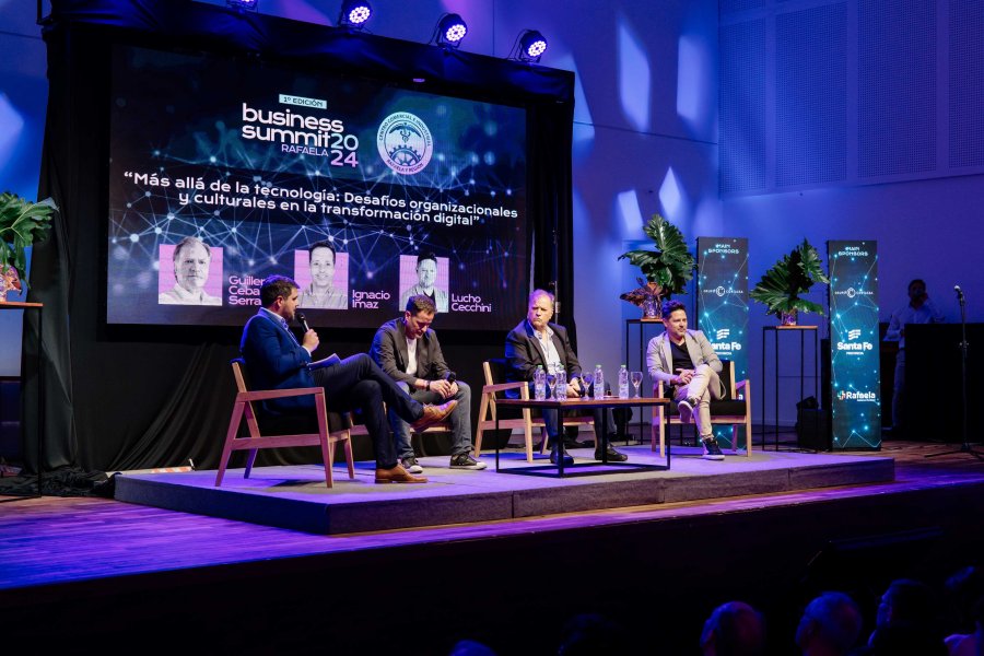 Primer panel, con la moderaci&oacute;n de Iv&aacute;n Acosta y la participaci&oacute;n de Guillermo Ceballos Serra, Ignacio Imaz y Lucho Cecchini.