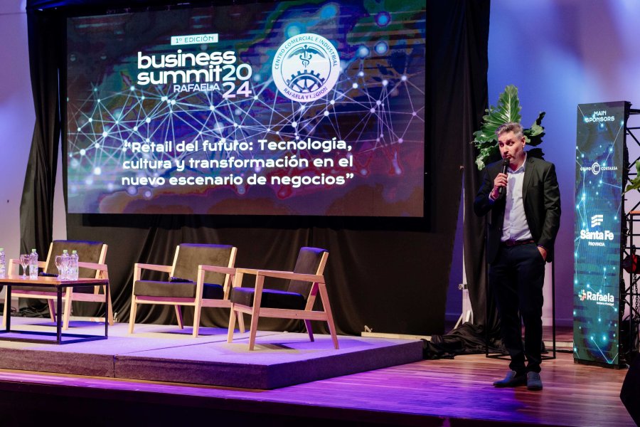 Germ&aacute;n Ciceri, titular de la Comisi&oacute;n de Comercio y Servicios del CCIRR, en la apertura del Business Summit. (FOTO CCIRR)