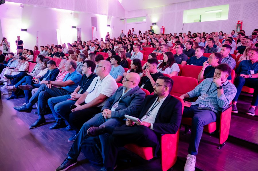 El presidente del Centro Comercial e Industrial, Gabriel Corrado, en la primera fila del evento en el auditorio del Instituto Superior del Profesorado. (FOTO CCIRR)