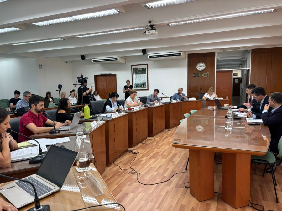 La reuni&oacute;n informativa se extendi&oacute; durante m&aacute;s de cuatro horas en el Concejo. (FOTO PRENSA CONCEJO)