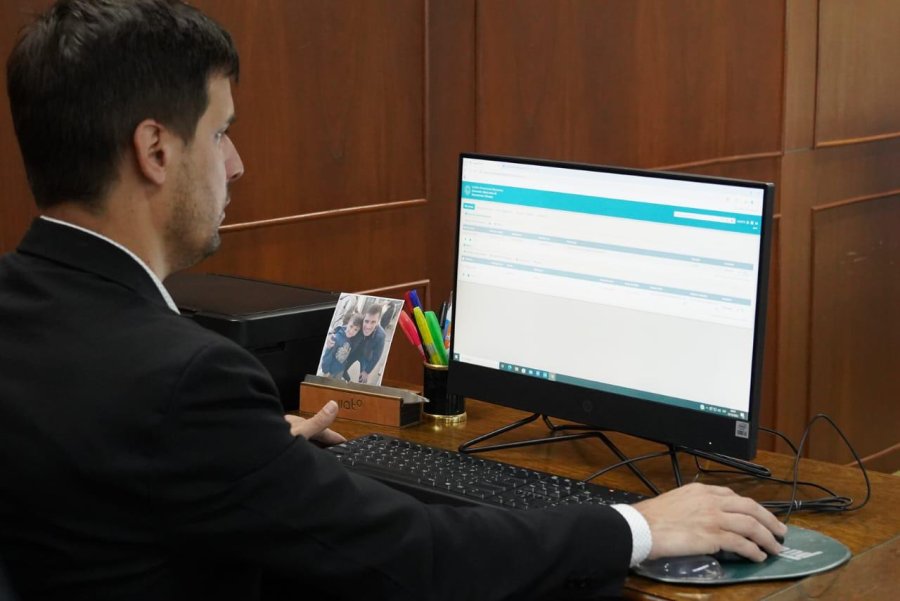Viotti firm&oacute; de forma digitial un expediente municipal.