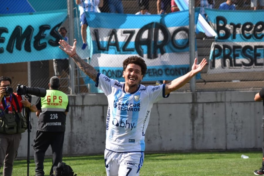 JONÁS AGUIRRE FESTEJA SU GOL, EL PARCIAL 2-0 PARA LA CREMA